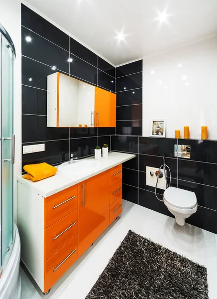 Modernes Badezimmer Mit Weißen Wänden Und Waschbecken — Stockfoto