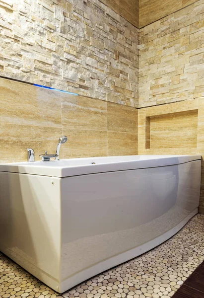 现代浴室配有浴缸 — 图库照片