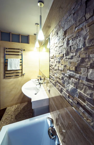 白い壁とシンクのモダンなバスルームのインテリア — ストック写真