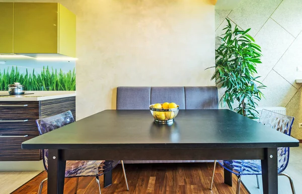 Interior Uma Cozinha Moderna Com Uma Grande Janela Piso Madeira — Fotografia de Stock