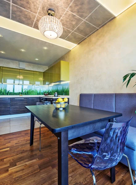 Interior Uma Cozinha Moderna Com Uma Grande Janela Piso Madeira — Fotografia de Stock