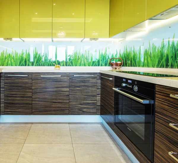 Interior Una Cocina Moderna Con Una Gran Ventana Suelo Madera —  Fotos de Stock