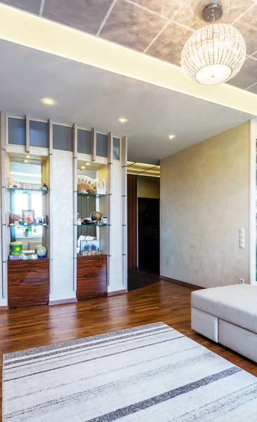 ソファと木製の床と美しい豪華なリビングルームのインテリア 3Dレンダリング — ストック写真