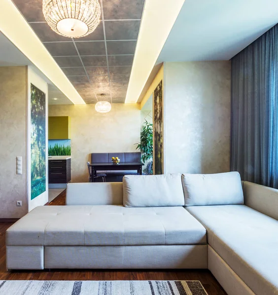 Krásný Luxusní Obývací Pokoj Interiér Pohovkou Dřevěnou Podlahou Vykreslování — Stock fotografie