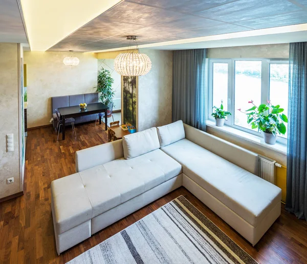 Schöne Luxuriöse Wohnzimmereinrichtung Mit Sofa Und Holzboden Darstellung — Stockfoto