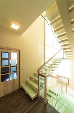 modern ofis içi merdiven ve pencereli 