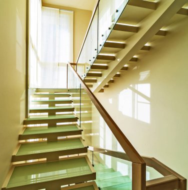 modern ofis içi merdiven ve pencereli 