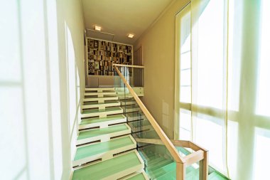 modern ofis içi merdiven ve pencereli 