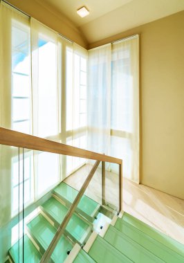 modern ofis içi merdiven ve pencereli 