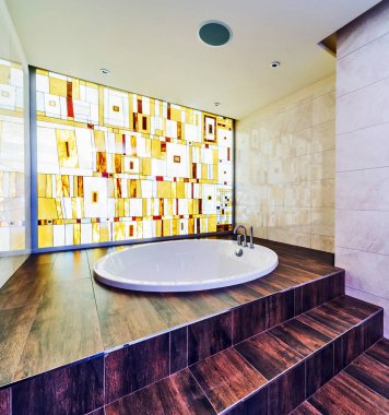 Geniş pencereli modern bir banyo. 