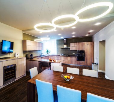 Modern, parlak mutfak iç bir lüks ev