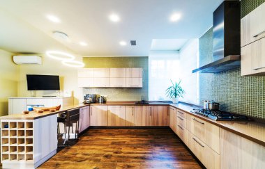 Modern, parlak mutfak iç bir lüks ev