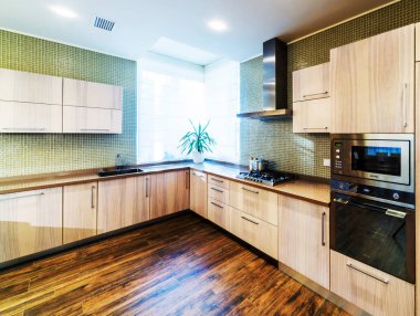 Modern, parlak mutfak iç bir lüks ev