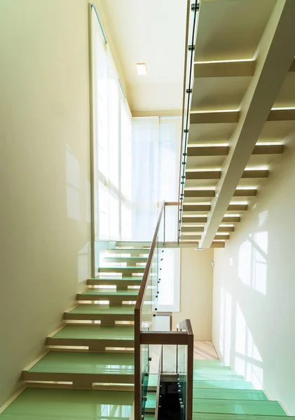 Moderne Büroeinrichtung Mit Treppen Und Fenstern — Stockfoto