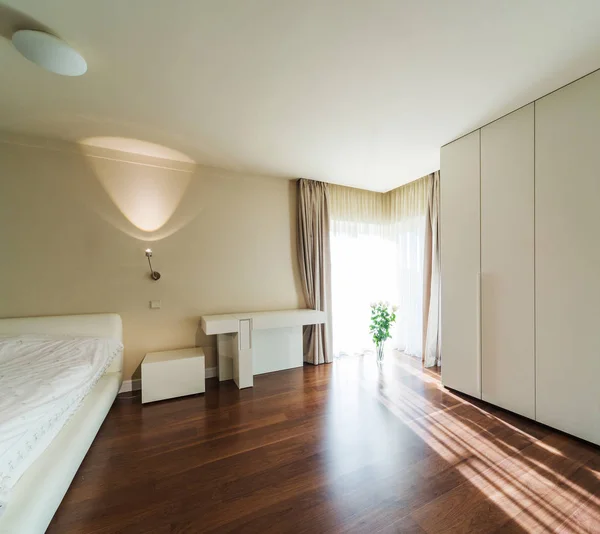 Interieur Einer Modernen Wohnung Mit Weißem Großen Bett Und Holzboden — Stockfoto