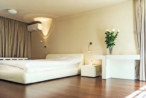 Interieur Einer Modernen Wohnung Mit Weißem Großen Bett Und Holzboden — Stockfoto
