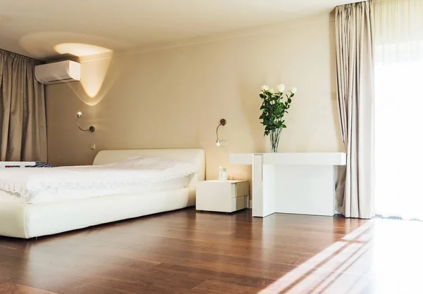 Interiör Modern Lägenhet Med Vit Stor Säng Och Trägolv Rendering — Stockfoto