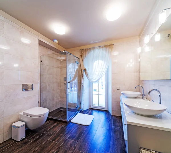 シャワーと大きな窓のあるモダンなバスルームの内部は — ストック写真