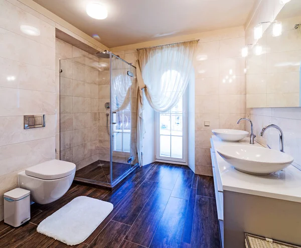 Interno Moderno Bagno Con Doccia Ampia Finestra — Foto Stock