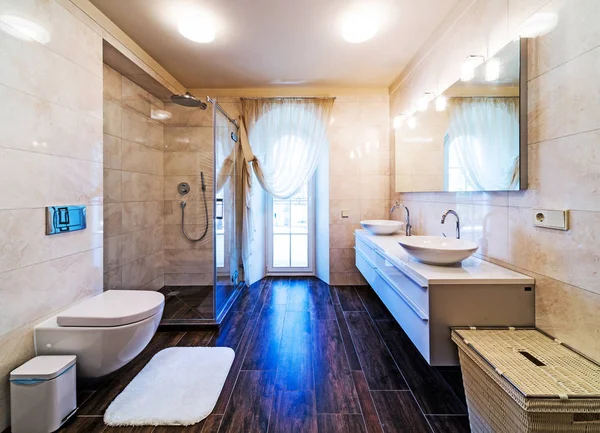 Interno Moderno Bagno Con Doccia Ampia Finestra — Foto Stock