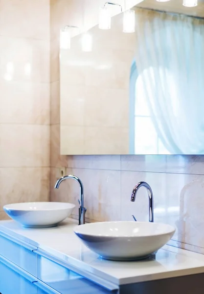 Bagno Moderno Con Rubinetto Lavabo — Foto Stock