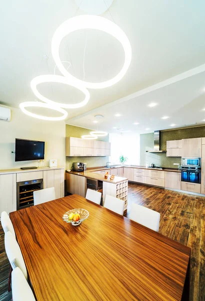 Cuisine intérieure moderne et lumineuse dans une maison de luxe — Photo