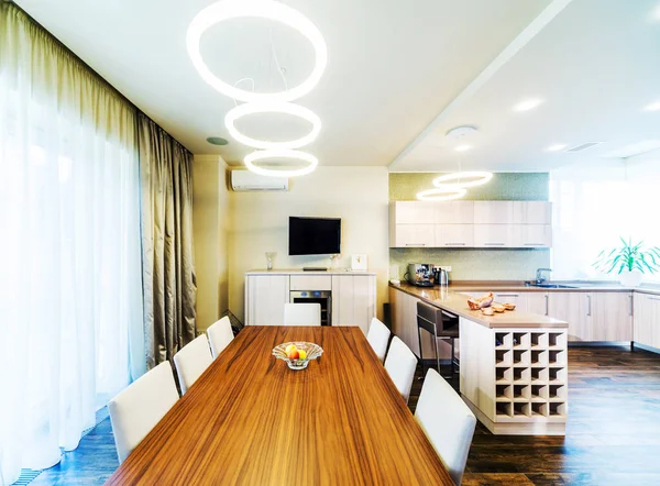 豪華な家の明るいモダンなキッチン インテリア — ストック写真