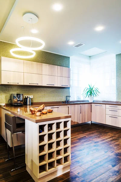 Interior moderno y luminoso de la cocina en una casa de lujo — Foto de Stock