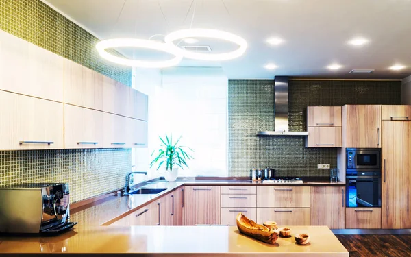 豪華な家の明るいモダンなキッチン インテリア — ストック写真