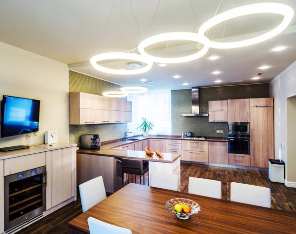 Interior moderno y luminoso de la cocina en una casa de lujo — Foto de Stock