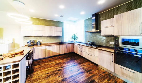 Moderne, helle Kücheneinrichtung in einem Luxushaus — Stockfoto