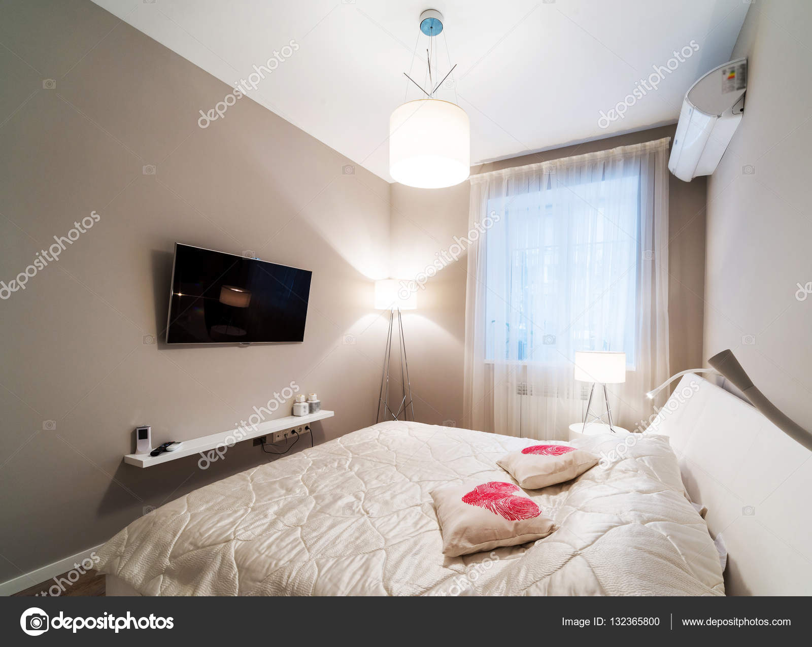 Slaapkamer interieur in beige kleuren — Stockfoto © baburkina #132365800 Slaapkamer interieur in beige kleuren — Stockfoto © baburkina #132365800