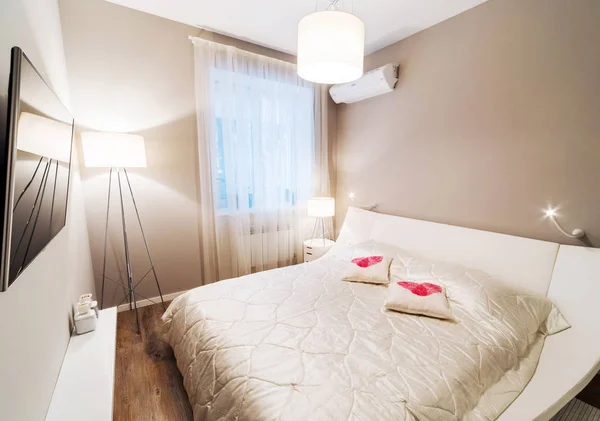Sypialnia wnętrza w kolorach beżowym — Zdjęcie stockowe