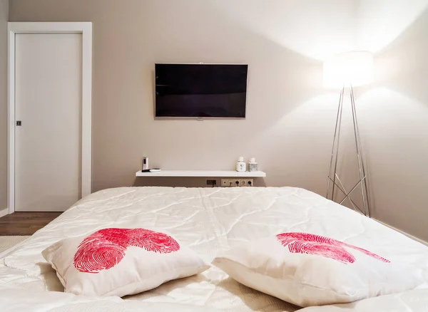 Dormitorio Blanco Con Una Almohada Una Manta —  Fotos de Stock