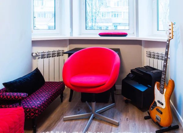 Koltuğu Sandalyesi Olan Modern Bir Oda — Stok fotoğraf