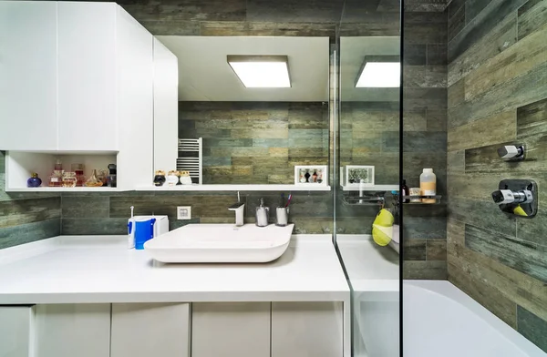现代家居浴室内 — 图库照片