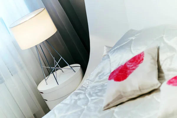 Yatak Odasının Tarafında Beyaz Yastık Var — Stok fotoğraf