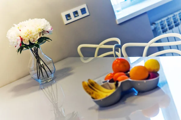 Mooie Bloemen Vers Fruit Keuken — Stockfoto