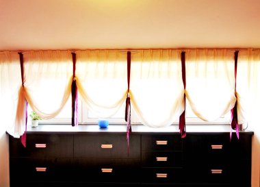 Bir otel odasının içinde.