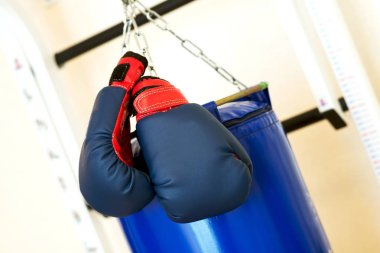 Kum torbasındaki boks eldivenlerinin görüntüsünü kapat.