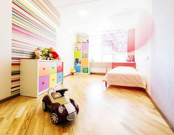Барвиста розроблена дитяча кімната — стокове фото