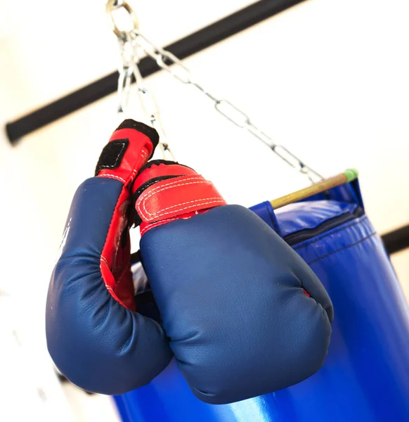 Vista Cerca Los Guantes Boxeo Saco Boxeo —  Fotos de Stock