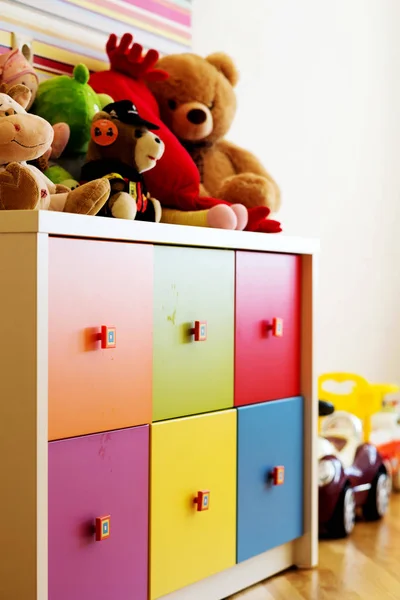 Інтер'єр багатобарвної розробленої кімнати для дитини — стокове фото