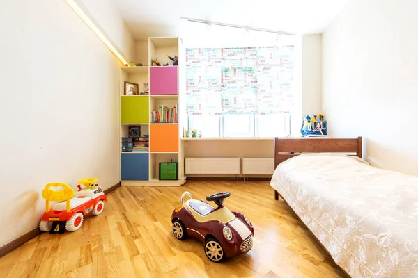 Kleurrijke ontworpen kinderkamer — Stockfoto