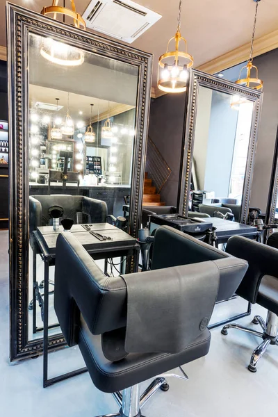 Intérieur Design Moderne Salon Beauté Avec Miroirs Lampes Fauteuils Cosmétiques — Photo