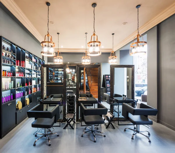 Intérieur Design Moderne Salon Beauté Avec Miroirs Lampes Fauteuils Cosmétiques — Photo