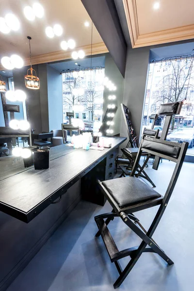 Moderní Designový Interiér Salonu Krásy Zrcadly Lampami Křesly Kosmetikou — Stock fotografie