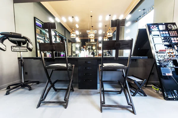 Interior Desainer Modern Dari Salon Kecantikan Dengan Cermin Lampu Kursi — Stok Foto