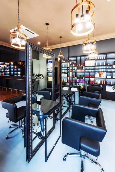 Intérieur Design Moderne Salon Beauté Avec Miroirs Lampes Fauteuils Cosmétiques — Photo