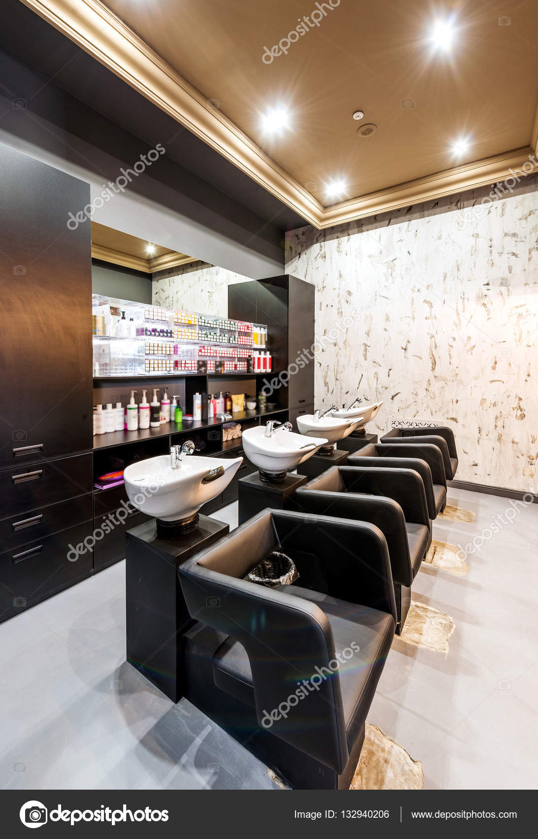 Schoonheidssalon interieur - een rij van haren wassen putten ... Schoonheidssalon interieur - een rij van haren wassen putten ...